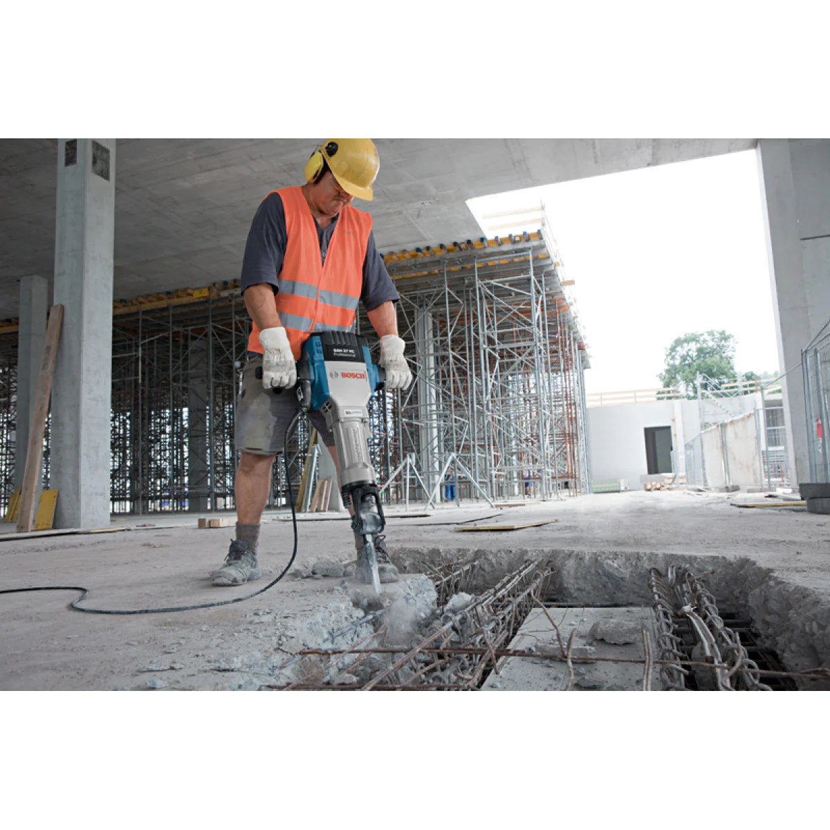 Къртач Bosch GSH 27 VC със захват 6-стен 061130A000