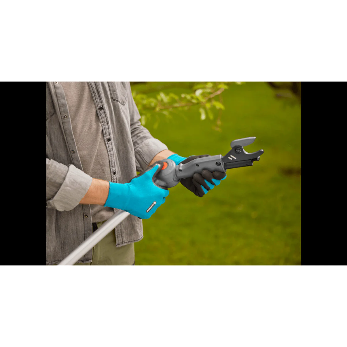 Акумулаторна телескопична ножица за клони GARDENA HighCut 360/18V P4A SET, 18 V, 2 Ah, 28 мм, с батерия 14776-20