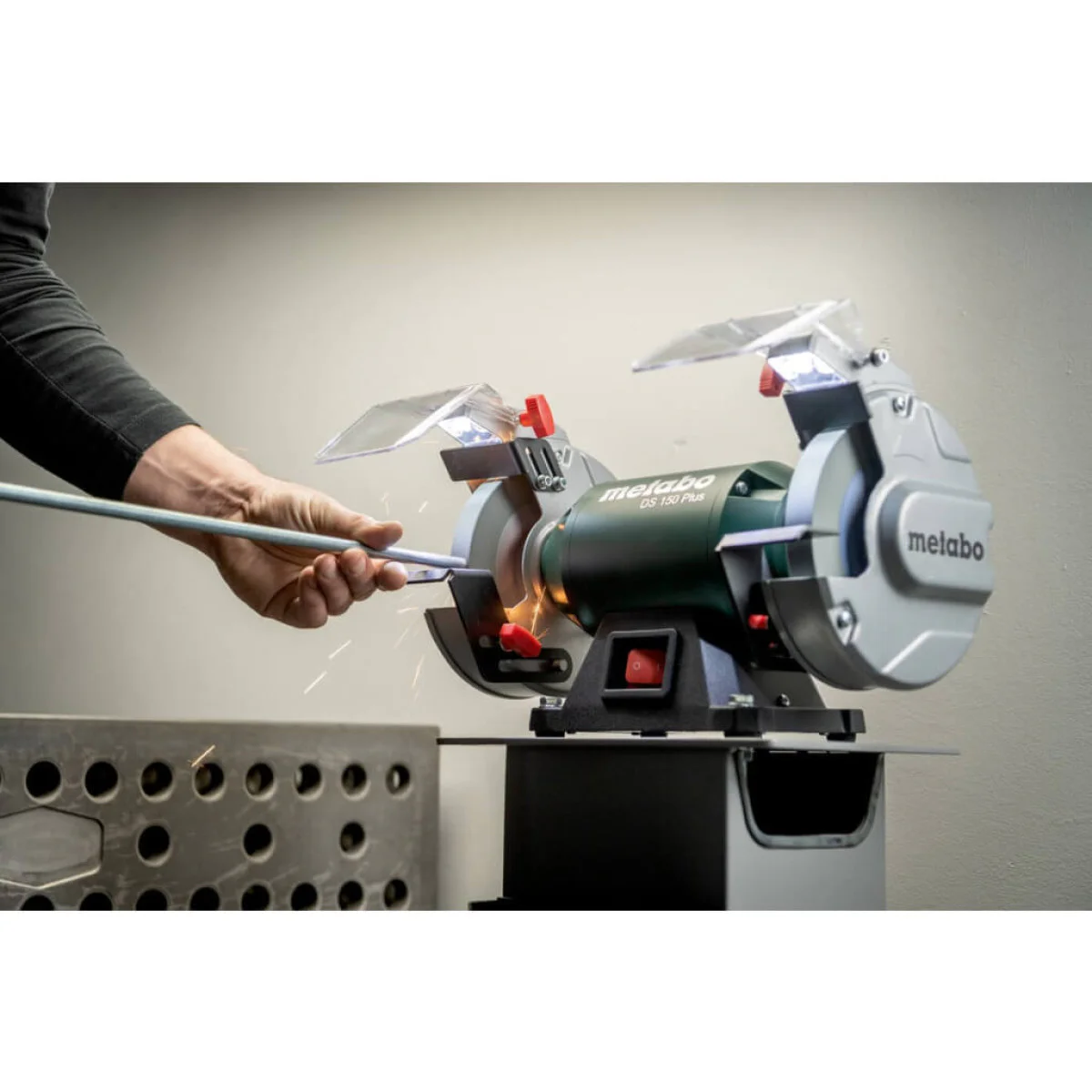 Шмиргел METABO DS 200 PLUS 600W 200mm 604200000 Шмиргел METABO DS 200 PLUS 600W 200mm 604200000