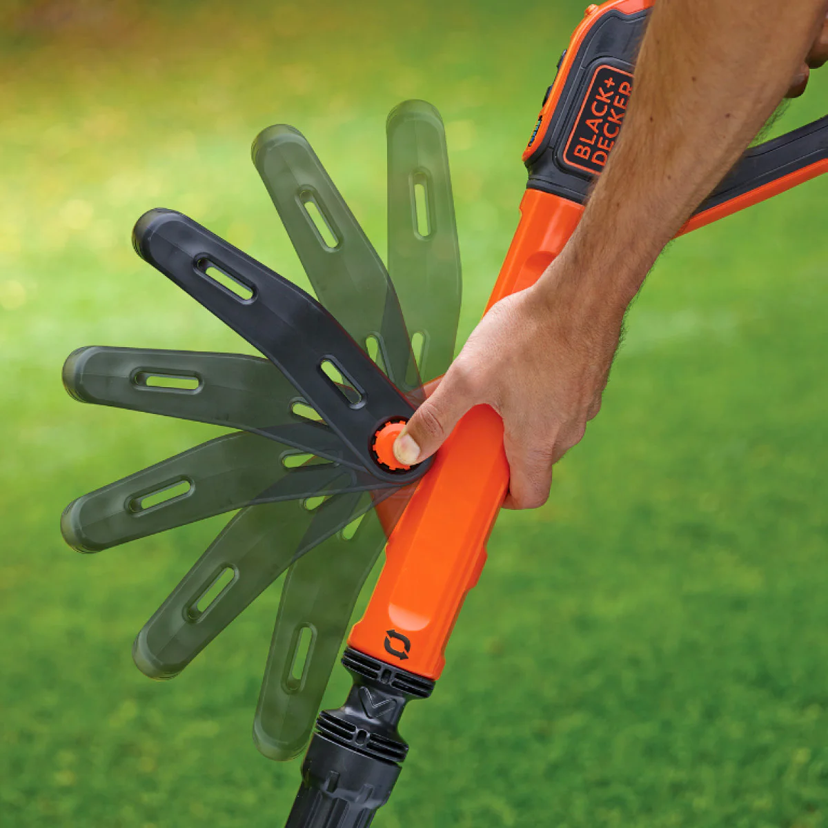 Акумулаторен тример Black & Decker STC1820PC + батерия за електроинструменти Black & Decker BL1518 + зарядно устройство Black & Decker STC1820PC+