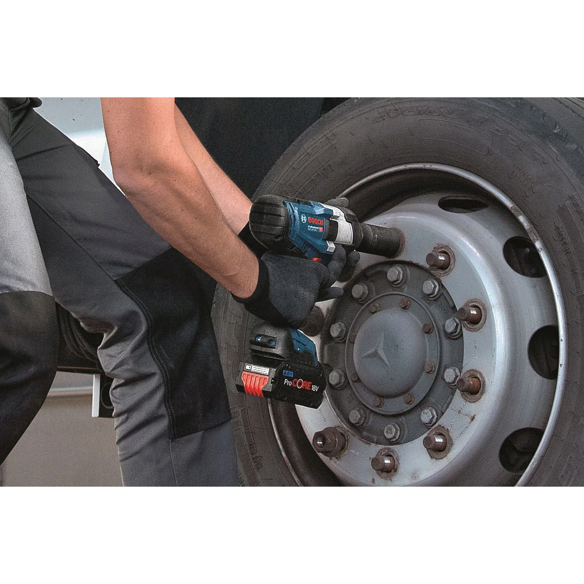 Акумулаторен ударен гайковерт BOSCH GDS 18V-1000 - 1000 Nm 2бр х GBA 18V 5.0Ah 06019J8304 Акумулаторен ударен гайковерт BOSCH GDS 18V-1000 - 1000 Nm 2бр х GBA 18V 5.0Ah 06019J8304