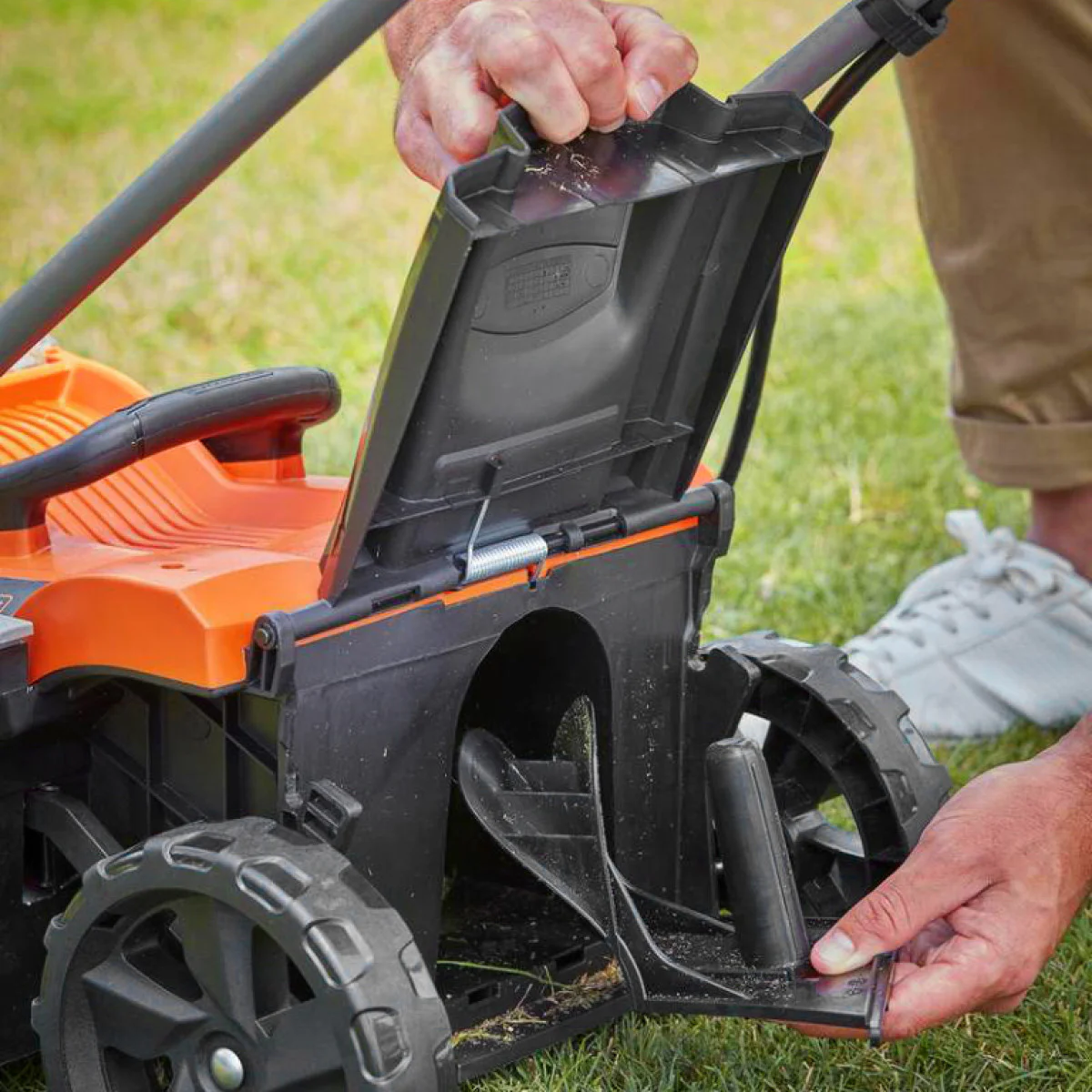 Акумулаторна косачка 18+18 V, 4 Ah, 330 мм Black & Decker BCMW33184L2 + акумулаторeн тример Black & Decker STC1820PC BCMW33184L2