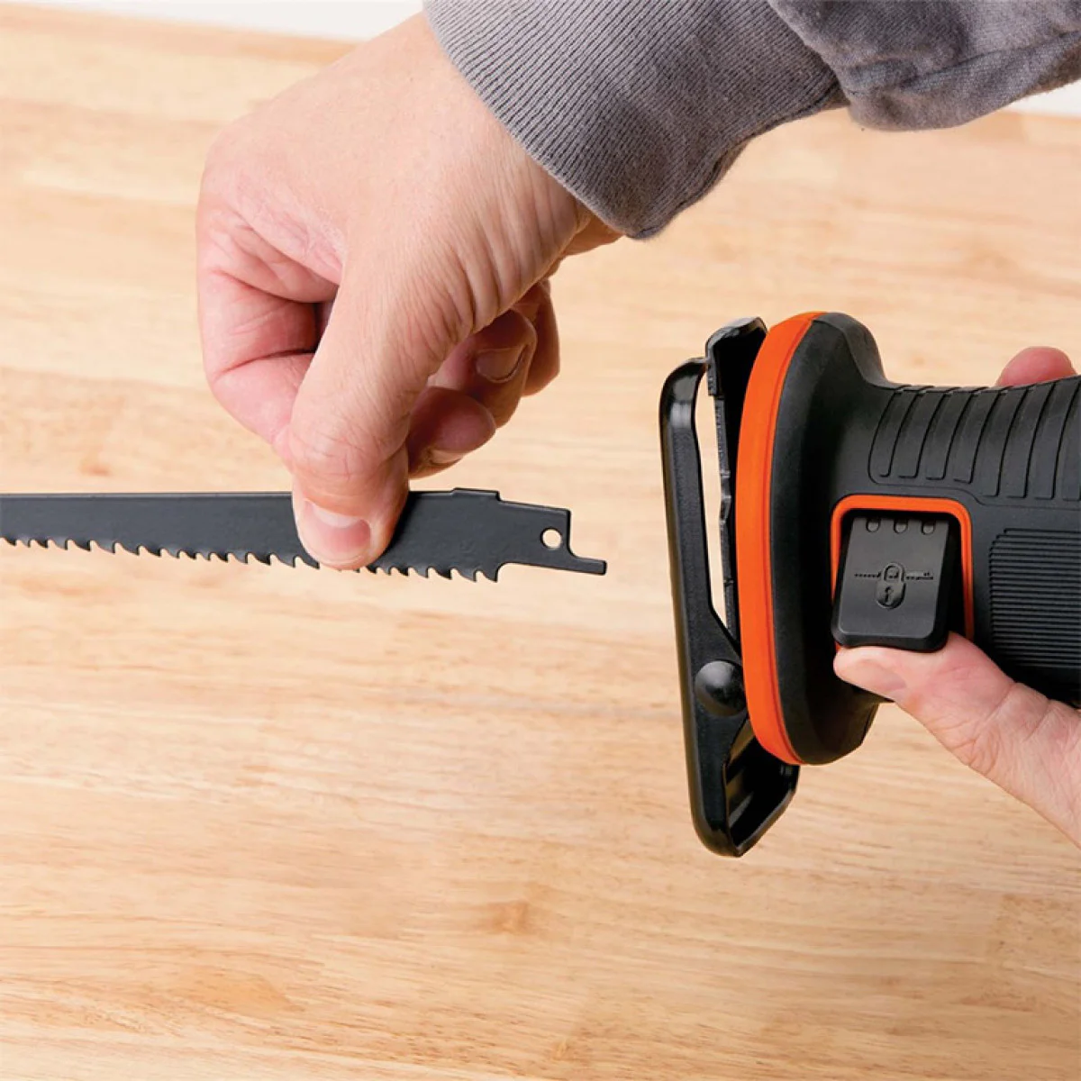 Акумулаторен прав прободен трион Black and Decker BDCR18 - Без батерия и зарядно BDCR18N-XJ