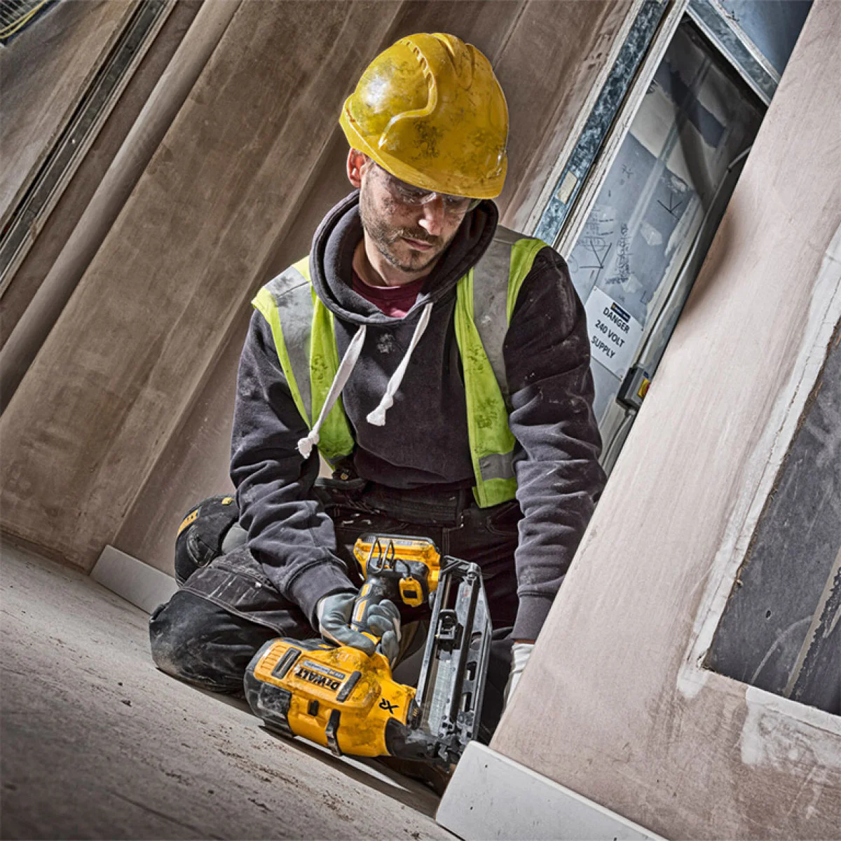 Акумулаторен такер Dewalt DCN660P2 за гвоздеи 32-63 мм DCN660P2
