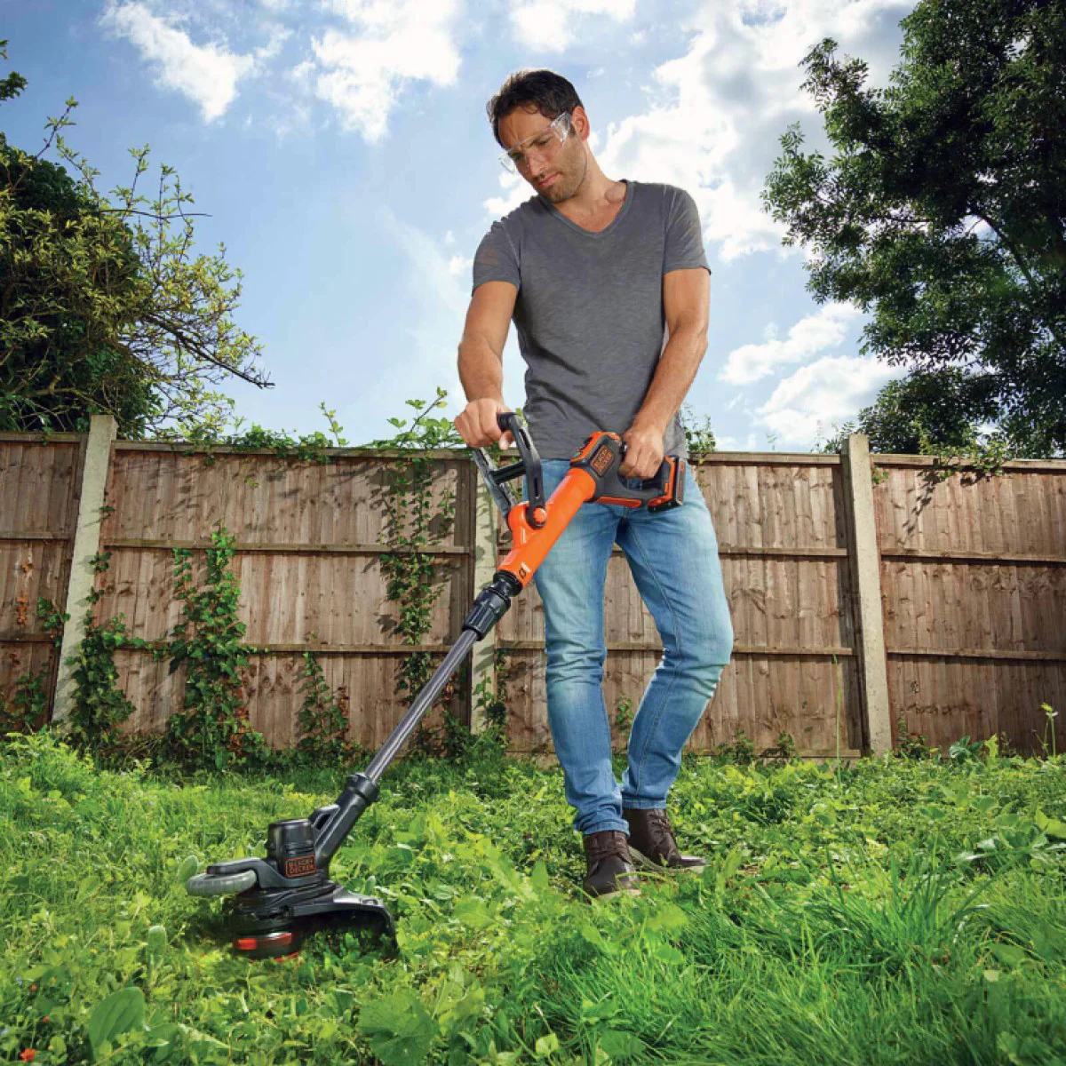 Акумулаторен тример Black & Decker STC1820PC + батерия за електроинструменти Black & Decker BL1518 + зарядно устройство Black & Decker STC1820PC+