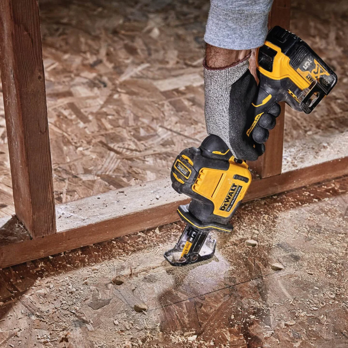 Трион саблен акумулаторен DeWALT DCS369M2, 2 батерии и зарядно, 18 V, 4 Ah, 0-2800 хода/мин, 16 мм DCS369M2-QW
