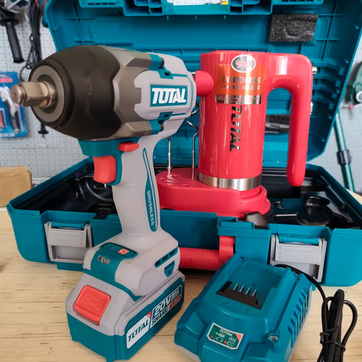 гайковерт TOTAL 850Nm, 20 V, 4 Ah и акумулаторен миксер TOSLI240313E