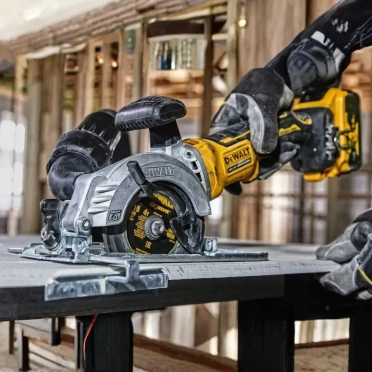 Акумулаторен ръчен циркуляр DеWALT DCS571N, ф115мм, без батерия и зарядно DCS571N