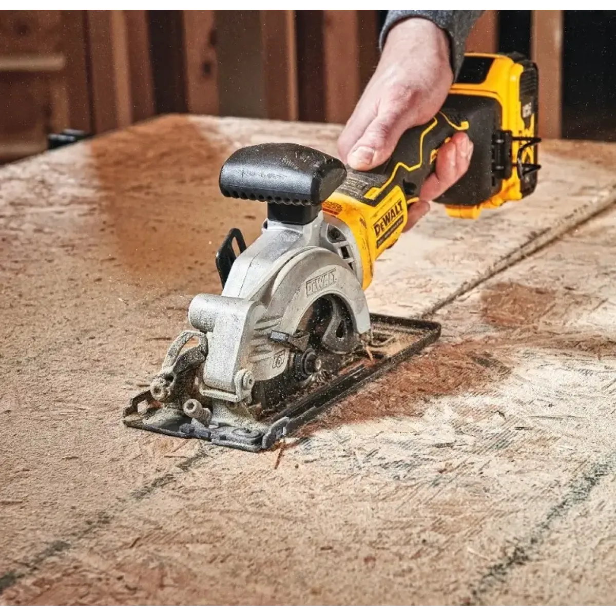 Акумулаторен ръчен циркуляр DеWALT DCS571N, ф115мм, без батерия и зарядно DCS571N