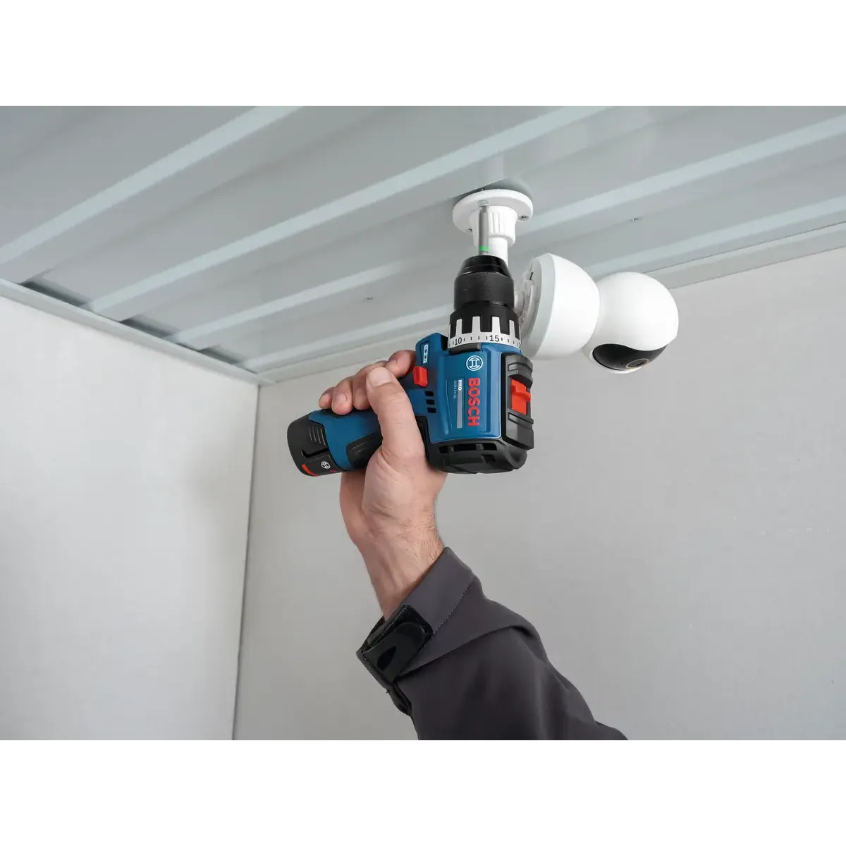 Акумулаторен винтоверт Bosch GSR12V-31, 12V, 31Nm, 2x2.0Ah, 10 консуматива, в куфар 06019S6003