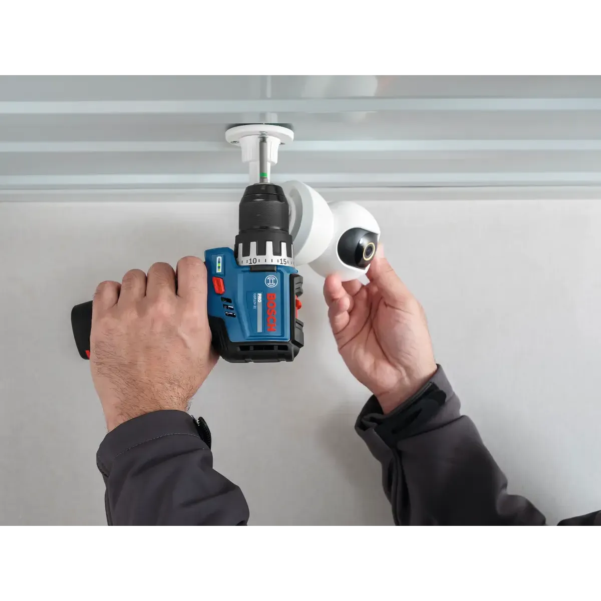 Акумулаторен винтоверт Bosch GSR12V-31, 12V, 31Nm, 2x2.0Ah, 10 консуматива, в куфар 06019S6003