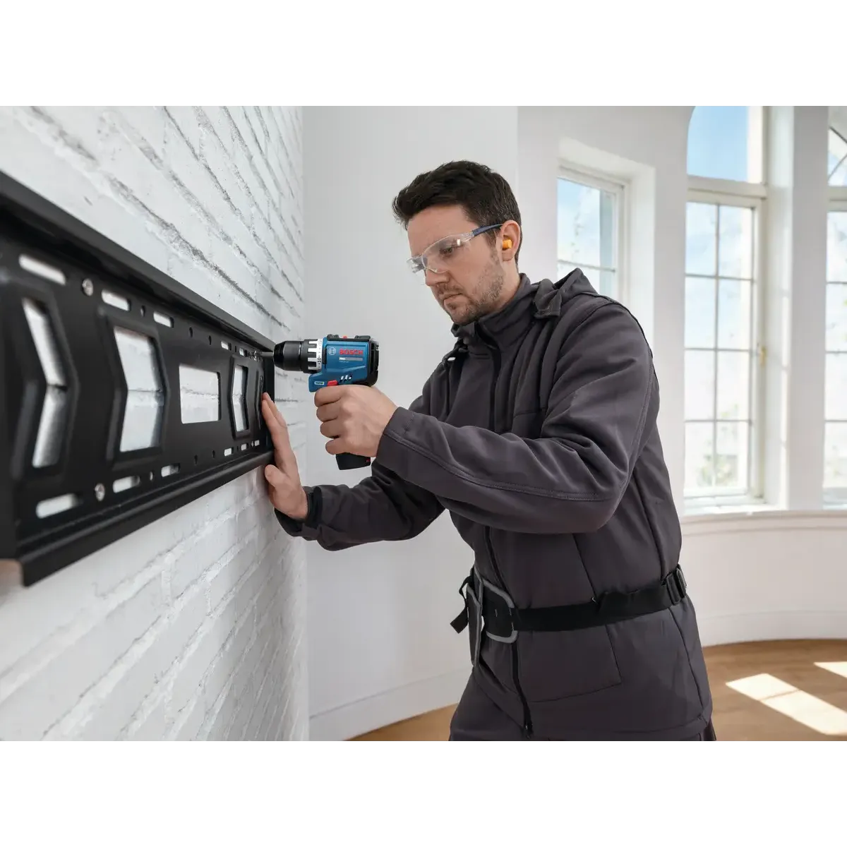 Акумулаторен винтоверт Bosch GSR12V-31, 12V, 31Nm, 2x2.0Ah, 10 консуматива, в куфар 06019S6003