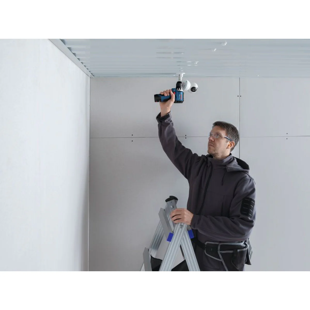 Акумулаторен винтоверт Bosch GSR12V-31, 12V, 31Nm, 2x2.0Ah, 10 консуматива, в куфар 06019S6003