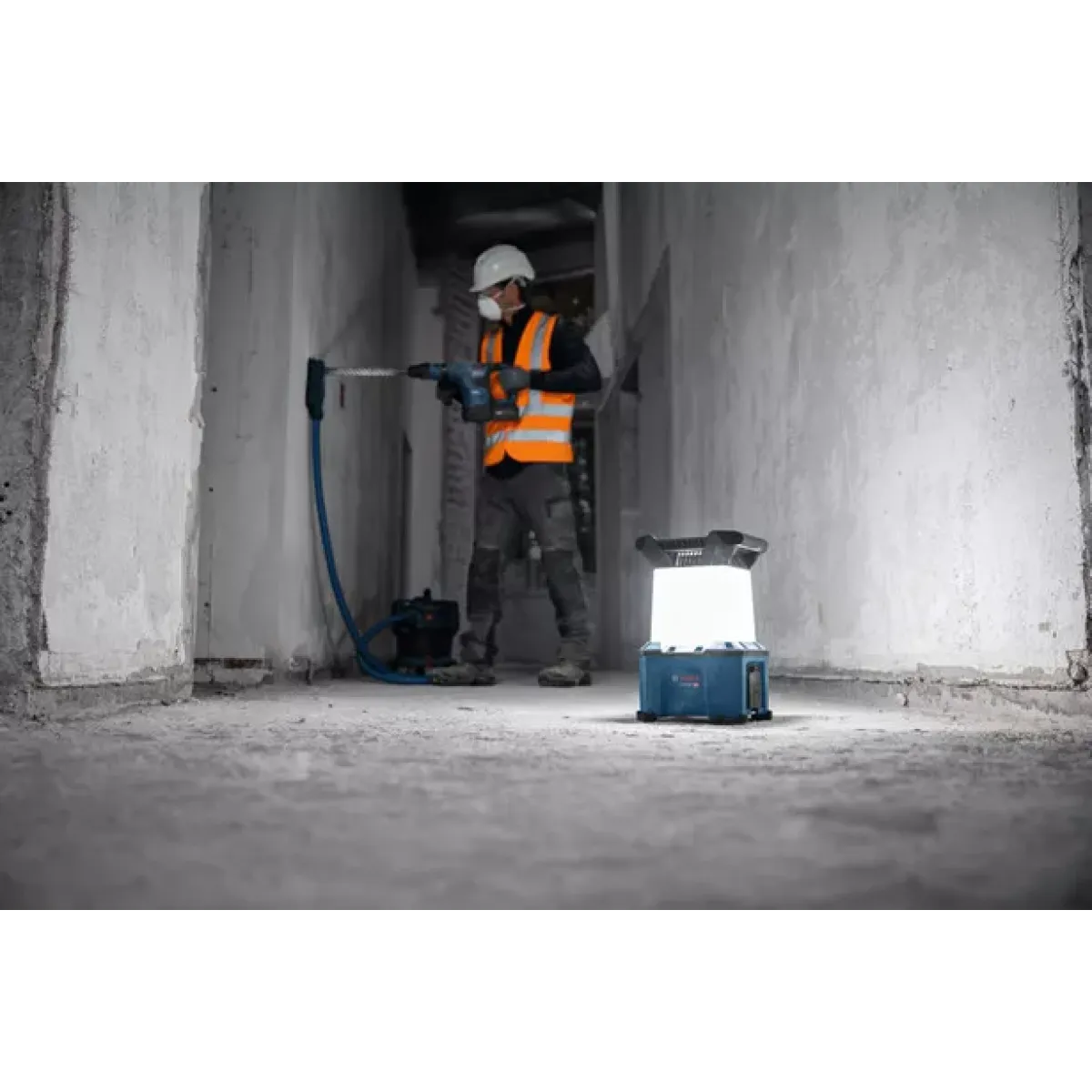 Акумулаторна работна лампа Bosch GLA 18VH-7500, 18 V, 7500 lm, без батерия и зарядно 06014A5000 Акумулаторна работна лампа Bosch GLA 18VH-7500, 18 V, 7500 lm, без батерия и зарядно 06014A5000