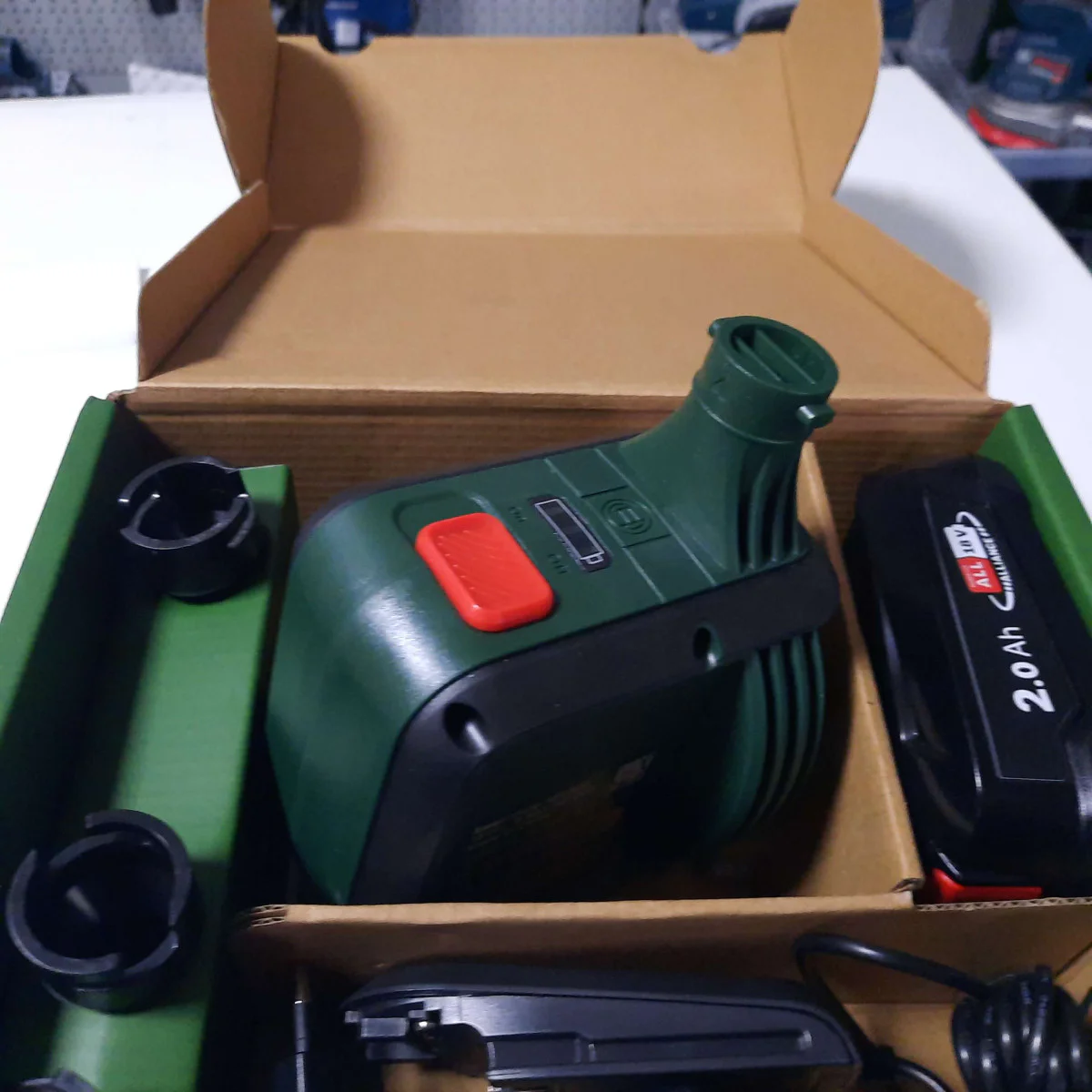 Акумулаторна въздушна помпа EasyInflate 18V-500, 1 x батерия PBA 18V 2.0Ah 0603947201 Акумулаторна въздушна помпа EasyInflate 18V-500, 1 x батерия PBA 18V 2.0Ah 0603947201
