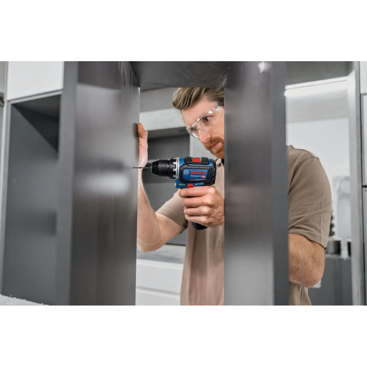 Bosch GSR 12V-32 Акумулаторен винтоверт 2 х 2,0Ah L-Boxx 06019N7002