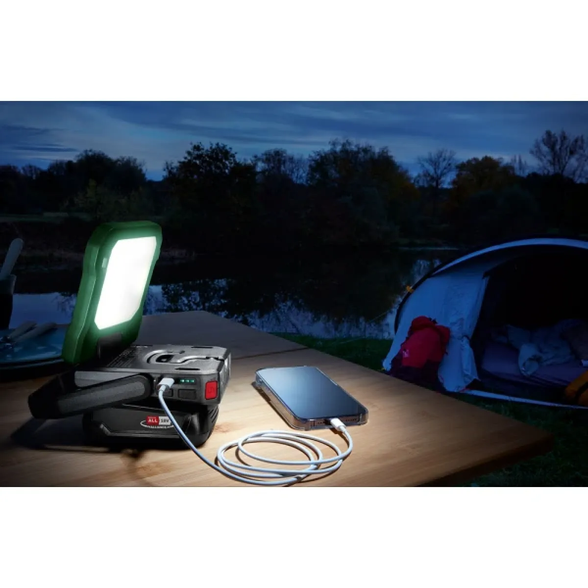 Акумулаторна работна LED лампа Bosch EasySpotLight 18V-400, 400 lm, 360°, без батерия и зарядно 06039A1200 Акумулаторна работна LED лампа Bosch EasySpotLight 18V-400, 400 lm, 360°, без батерия и зарядно 06039A1200