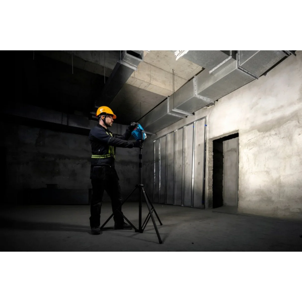 Акумулаторна лампа Bosch PRO GLI 18V-3000, 3000 lm, без батерия и зарядно 06014A8100