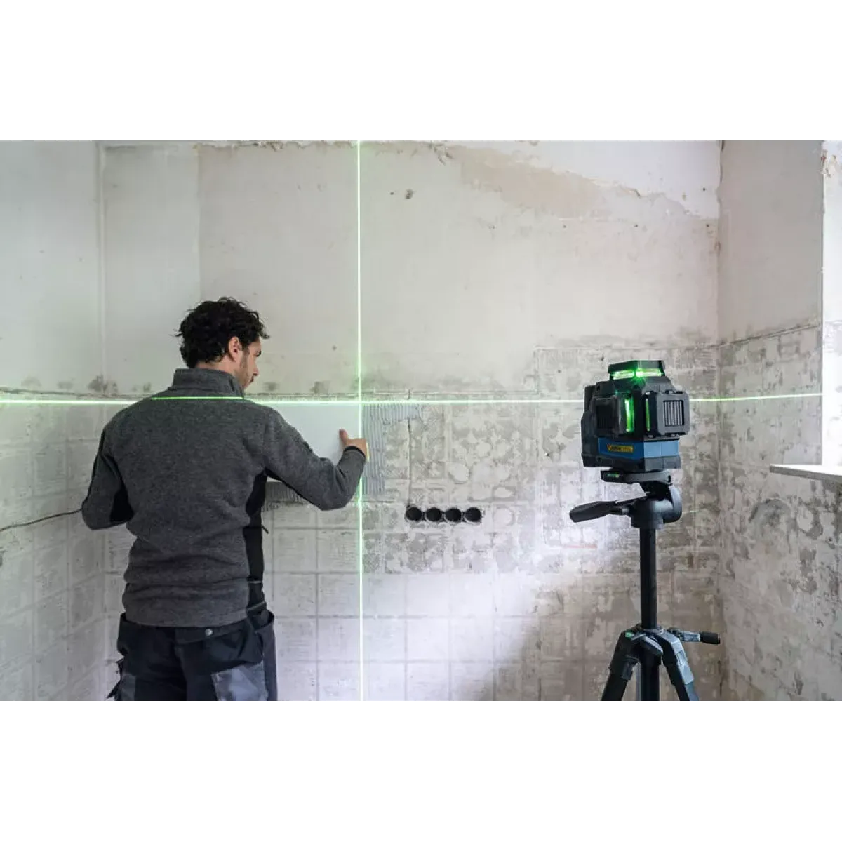 Линеен лазер Bosch GLL 12V-100-33 CG, до 30 m, в L-BOXX 136 с 1 x батерия GBA 12V 2.0Ah,  универсален държач LB 10 0601065401 Линеен лазер Bosch GLL 12V-100-33 CG, до 30 m, в L-BOXX 136 с 1 x батерия GBA 12V 2.0Ah,  универсален държач LB 10 0601065401