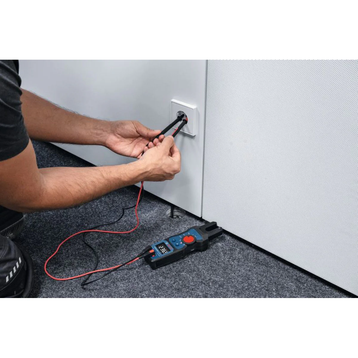 Електроизмервателен уред Bosch GFM 1000-15, 1000 V, 200 A, със стойка MH 1 и калъф 0601077401