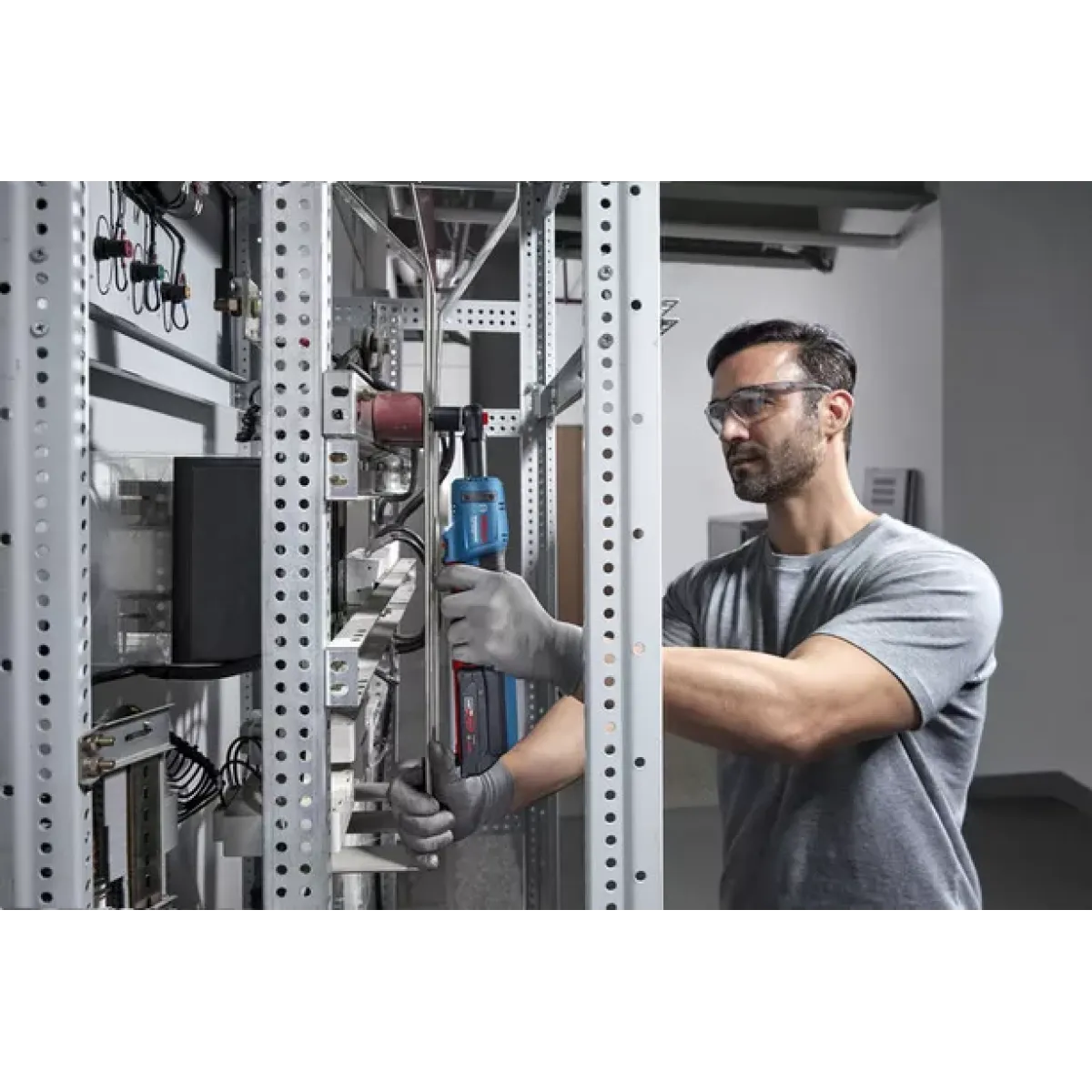 Акумулаторна тресчотка Bosch GRC 18V-60, 60 Nm, 3/8″, с 2 батерии 18 V, 2 Ah, зарядно и куфар 06019N8002