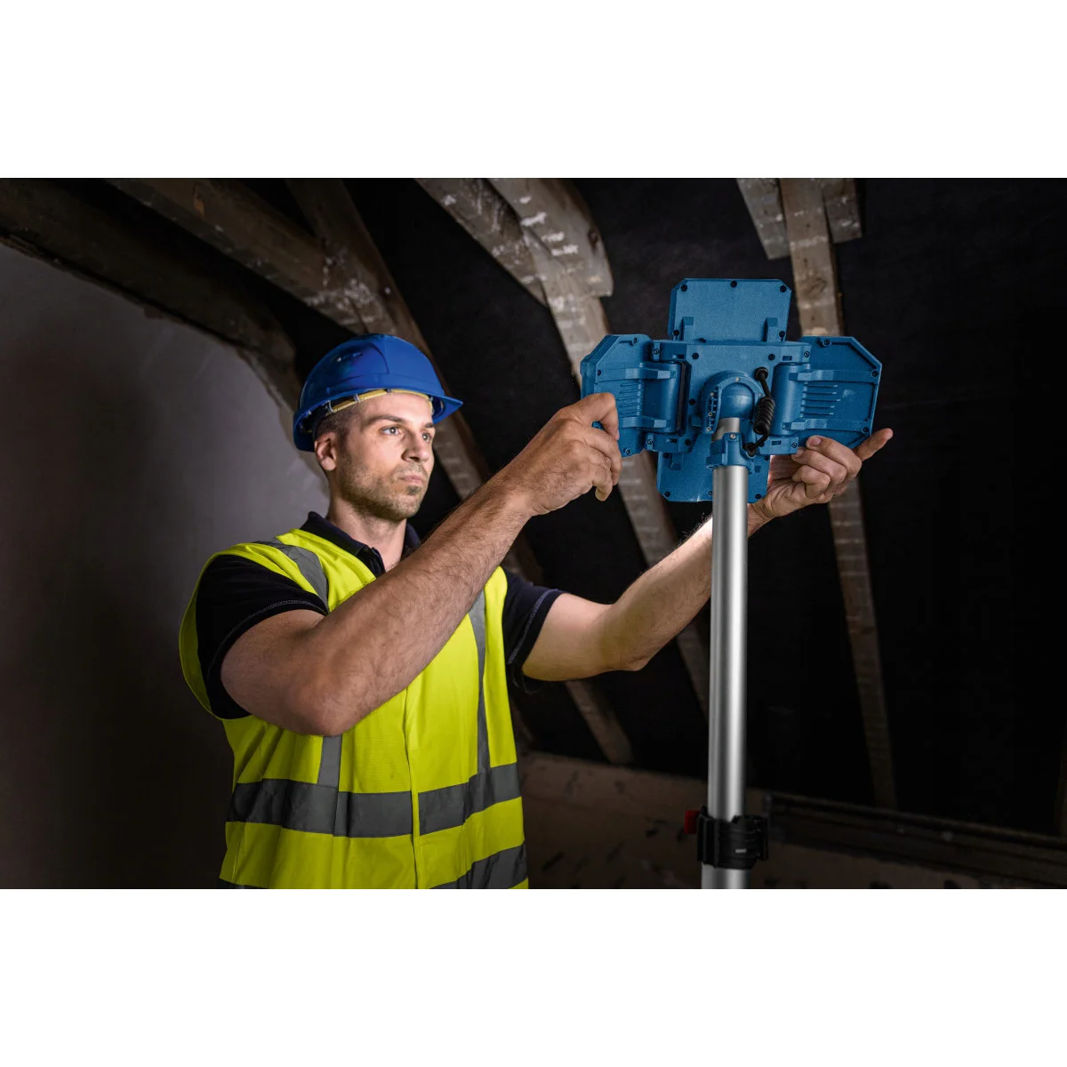 Акумулаторен прожектор със стойка Bosch GLT 18V-5000, 18 V, 5000 lm, без батерия и зарядно 06019P5000