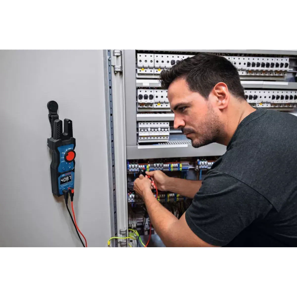 Електроизмервателен уред Bosch GFM 1000-15, 1000 V, 200 A, със стойка MH 1 и калъф 0601077401