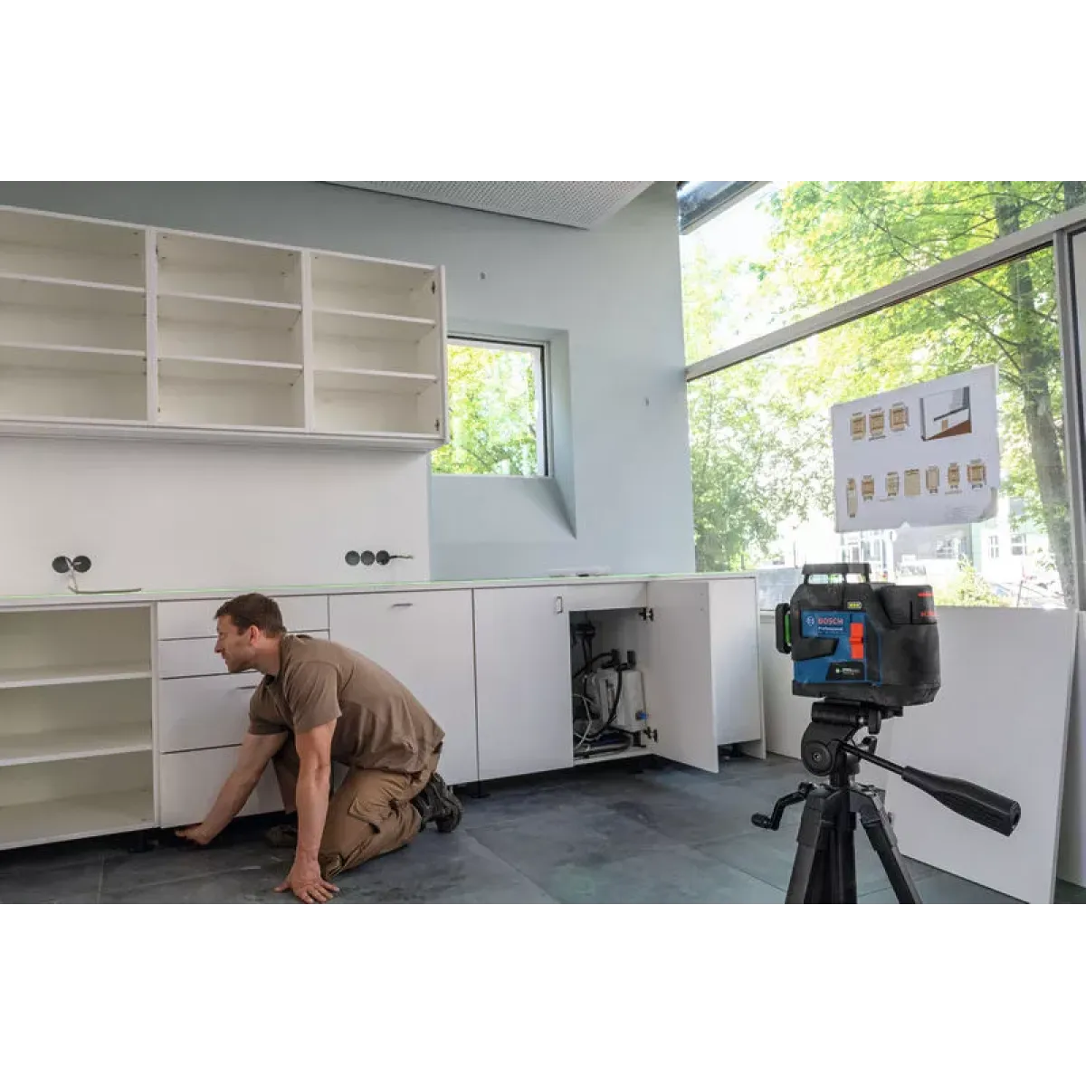 Линеен лазер Bosch GLL 12V-100-33 CG, до 30 m, в L-BOXX 136 с 1 x батерия GBA 12V 2.0Ah,  универсален държач LB 10 0601065401 Линеен лазер Bosch GLL 12V-100-33 CG, до 30 m, в L-BOXX 136 с 1 x батерия GBA 12V 2.0Ah,  универсален държач LB 10 0601065401