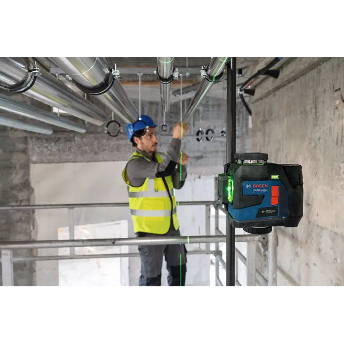 Линеен лазер Bosch GLL 12V-100-33 CG, до 30 m, в L-BOXX 136 с 1 x батерия GBA 12V 2.0Ah,  универсален държач LB 10 0601065401 Линеен лазер Bosch GLL 12V-100-33 CG, до 30 m, в L-BOXX 136 с 1 x батерия GBA 12V 2.0Ah,  универсален държач LB 10 0601065401