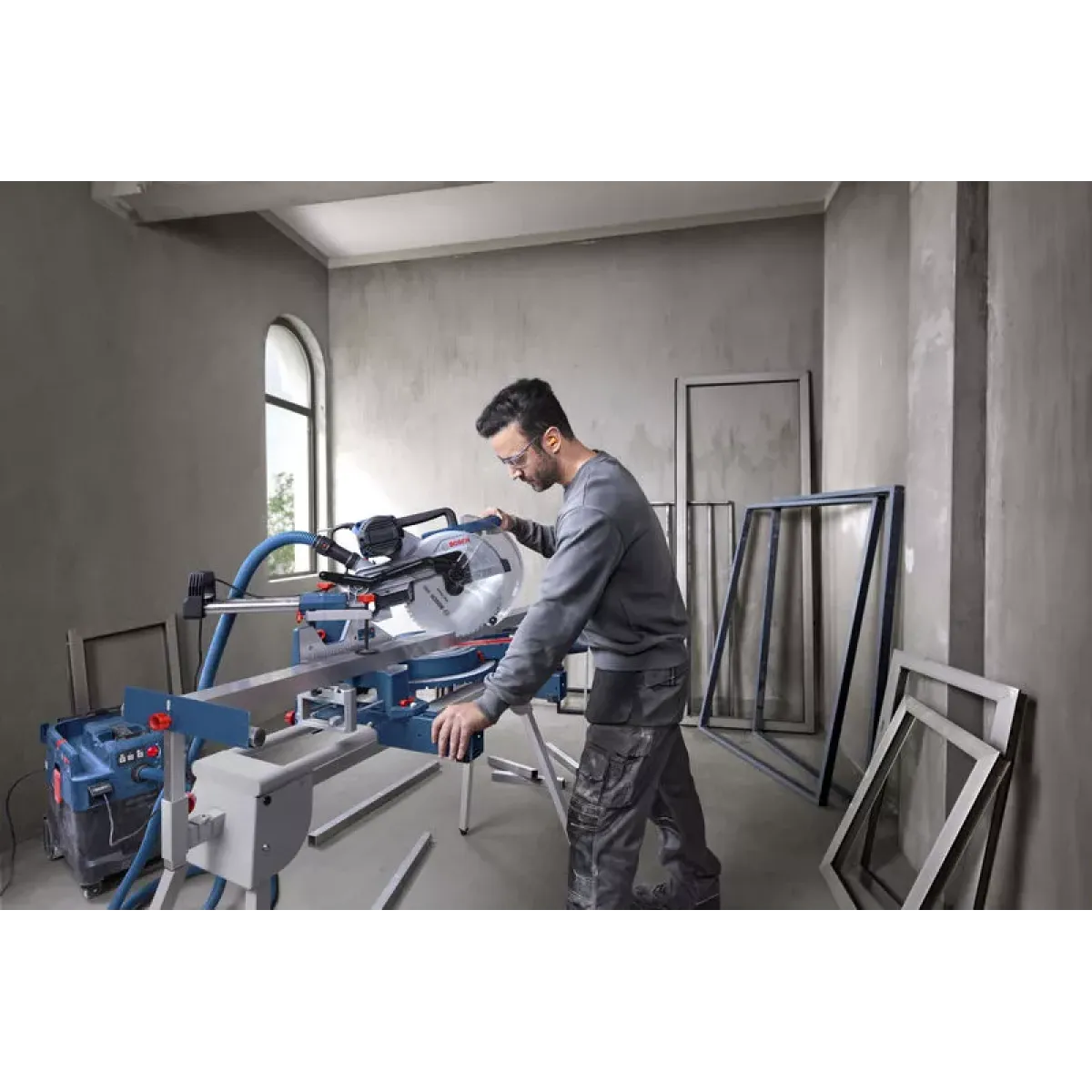 Потапящ циркуляр с герунг Bosch GCM 340-305 D, 1800 W, 305 мм 0601B60000 Потапящ циркуляр с герунг Bosch GCM 340-305 D, 1800 W, 305 мм 0601B60000